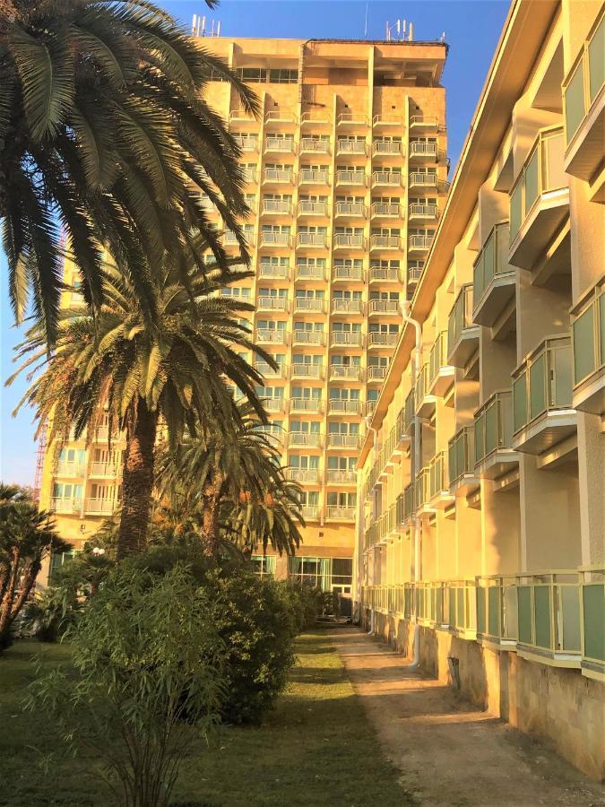 Amza Park Hotel ガグラ エクステリア 写真